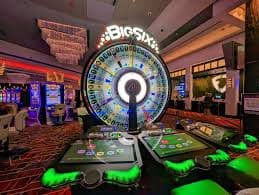 မြန်မာကစားသမားတစ်ဦး vip7777com ငွေသွင်းရာ Wave Money အသုံးပြုနေသောမြင်ကွင်း